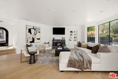 16881 Oak View Dr, Encino, CA 91436 - photo 4