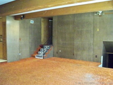 Large living area and access to the lower level (t