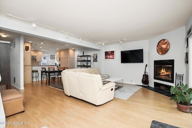 3 Whiffletree Way Riverside CT-large-008