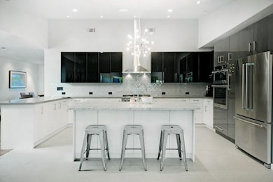 6851EParadisePkwy012