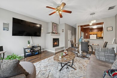 8304 Sierra Woods Ln unit 8304, Carpentersville, IL 60110 - photo 3