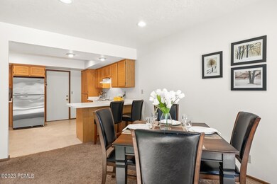5_Kitchen-Dining_1800x1200_4007344