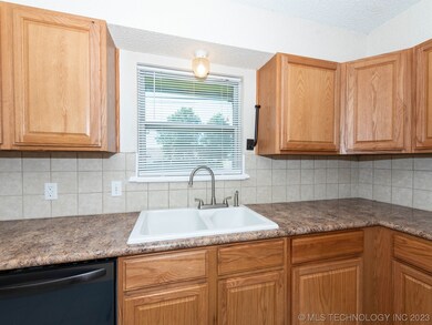 1933 W Vandalia St, Broken Arrow, OK 74012 - photo 3