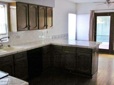 LOOKING TO INFORMAL DINING AREA