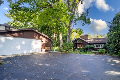 327 Oak Tree Ln, Waukegan, IL 60085 - photo 2