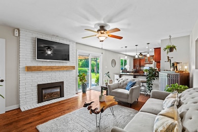 Family Room w Gas Fireplace