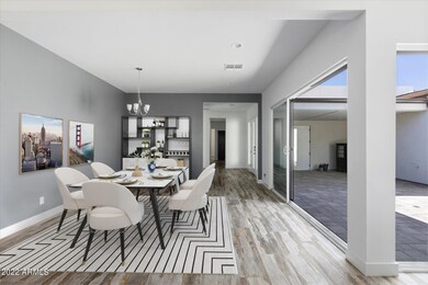 Dining & Courtyard View