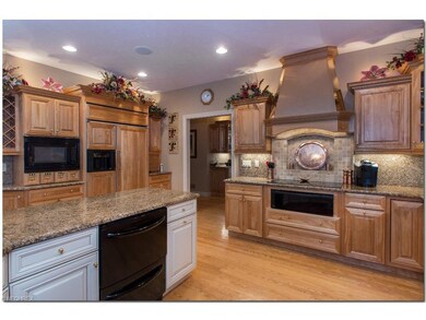 FabulousChef's Kitchen with Large Island, Breakfas