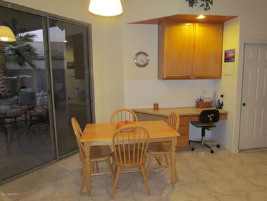 Eat in area, built-in desk