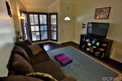 Spacious living room with bay window, steel front 