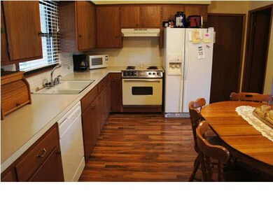 Check out that nice flooring!