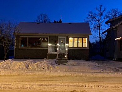 Night Outside Photo<|><|>