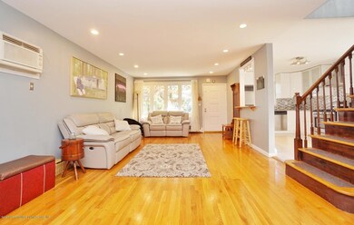 (6) LIVING ROOM