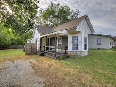 Bungalow featuring a shingled roof
