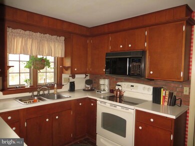 335 E Cedar St, New Holland, PA 17557 - photo 2