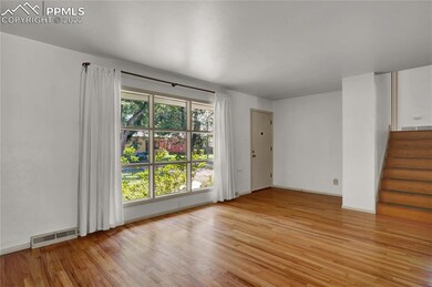 Light and bright living room with short set up sta