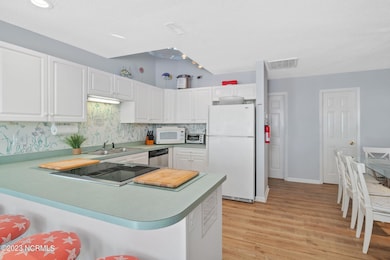 Eat-in kitchens w/ peninsula seating