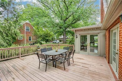 What a deck to entertain on!!