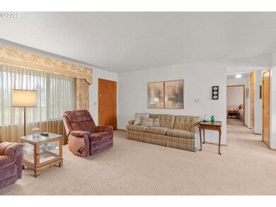 Living Room/Entrance