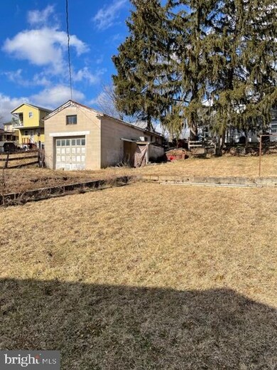 353 W Queen St, Chambersburg, PA 17201 - photo 2