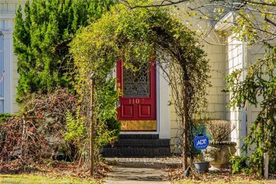 Cute entrance with an English garden feel!