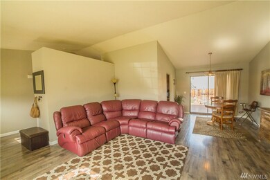 905 Manzanal St NE, East Wenatchee, WA 98802 - photo 2