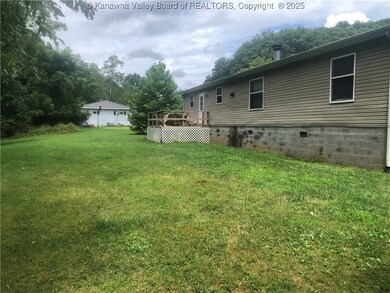 10738 Charleston Rd, Clendenin, WV 25045 - photo 3