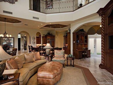 COMFORTABLE FAMILY ROOM
