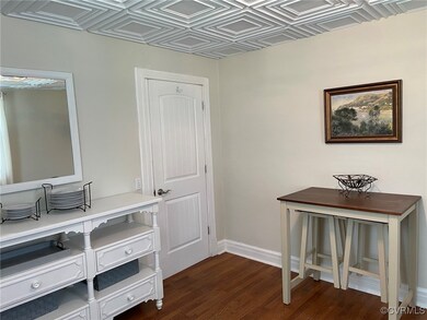 Dining/flex rm opens to kitchen and front hall