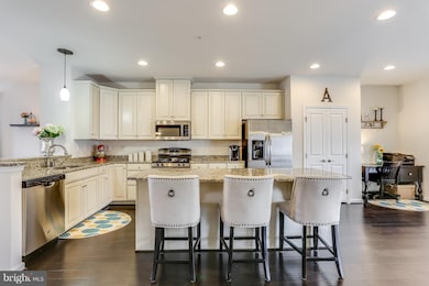 910 Magnolia Blossom Ct, Sykesville, MD 21784 - photo 5