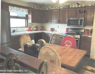 610 Woodrow Rd, Staten Island, NY 10312 - photo 3