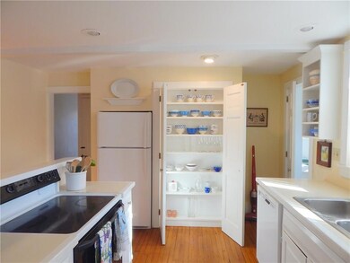 In addition to the butler's pantry...