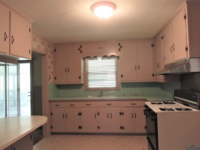 613 Omega St, Longview, TX 75601 - photo 2