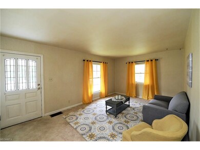 * Great Size Living Room & Front Door With Beveled