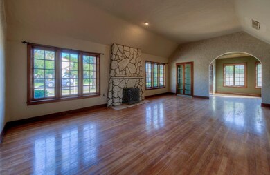 004_Living Room