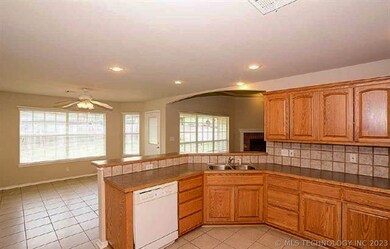 11715 S Locust Ave, Jenks, OK 74037 - photo 4