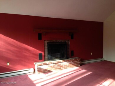 Living room w/fireplace