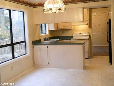 Kitchen - Large Eat In area from open kitchen with