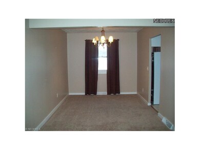 Formal Dining Room New carpet and New light fixtur