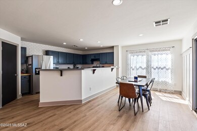 09-Dining Area_Kitchen