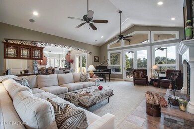 06_302 Shawnee View_Living01