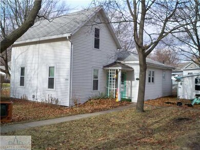 316 Pleasant St, Grand Ledge, MI 48837 - photo 2