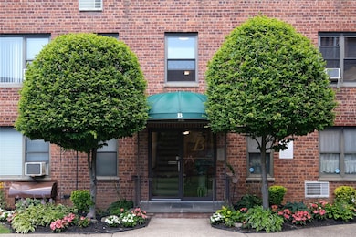 East Rock unit B4, East Rockaway, NY 11518 - photo 2