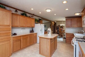 Eat-in Kitchen