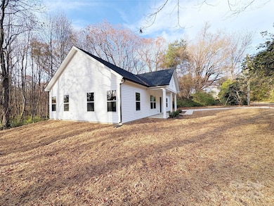 1426 Harris St, Statesville, NC 28677 - photo 3