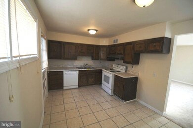 572 Shipley Rd, Linthicum Heights, MD 21090 - photo 2