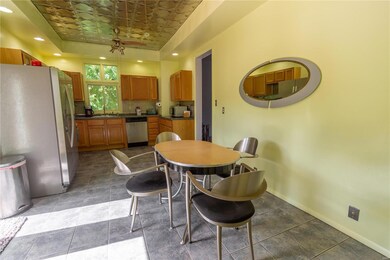 Kitchen, appliances stay