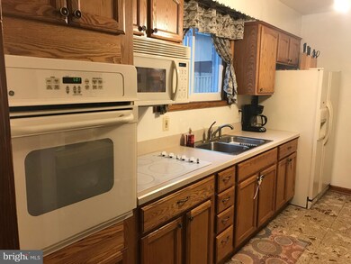 8430 Bay Dr, Pasadena, MD 21122 - photo 3