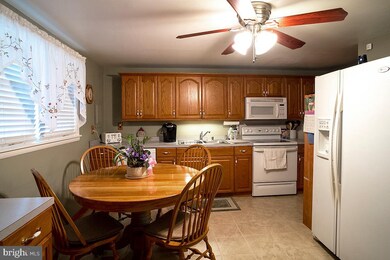 810 Rambo Ct, Halethorpe, MD 21227 - photo 3