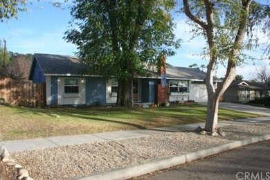 Another view of the front yard in this great Uplan